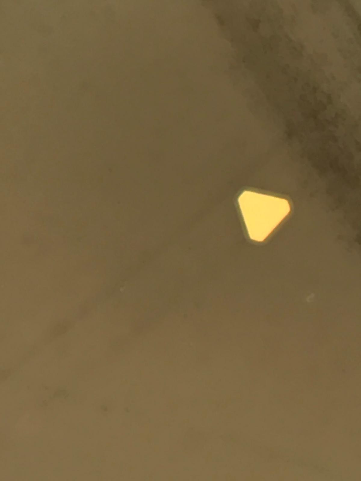 Complete gold flake for single crystal on-chip optoelectronics